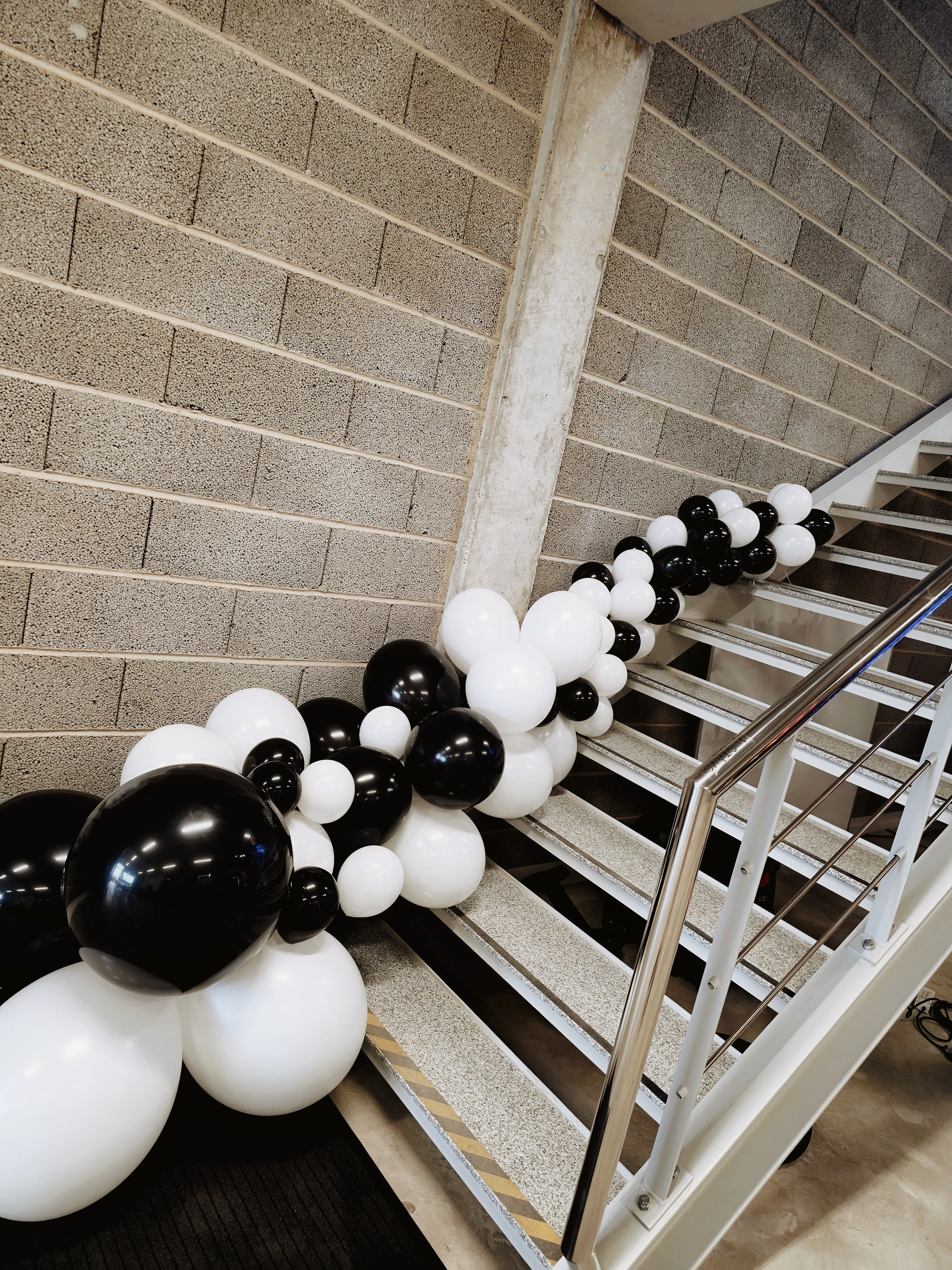Balloon garlands and decorations - Image 5